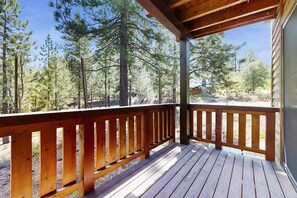 Property grounds - Cozy & contemporary townhome with two decks - close to town & outdoor fun (Truckee)