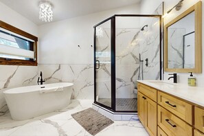 Shower, hair dryer, towels - Cozy & contemporary townhome with two decks - close to town & outdoor fun (Truckee)