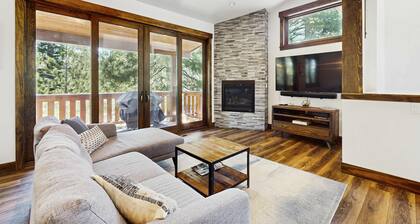 Cozy & contemporary townhome with two decks - close to town & outdoor fun