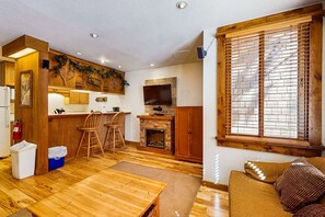 Living area - Beautiful Ski-in-ski-out villa with shared hot tubs & pools & tennis and free WiFi (Northstar - Truckee)