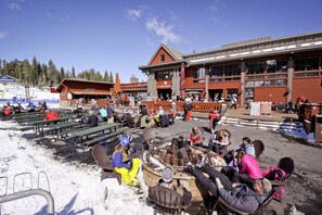 Outdoor dining - Beautiful Ski-in-ski-out villa with shared hot tubs & pools & tennis and free WiFi (Northstar - Truckee)