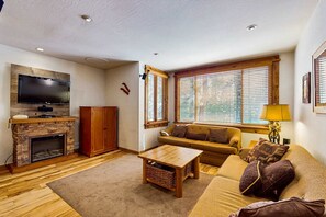 TV, DVD player, offices - Beautiful Ski-in-ski-out villa with shared hot tubs & pools & tennis and free WiFi (Northstar - Truckee)