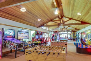 Games room - Beautiful Ski-in-ski-out villa with shared hot tubs & pools & tennis and free WiFi (Northstar - Truckee)