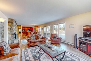TV, offices - Cozy Retreat - On Golf Course, Near Skiing (South Lake Tahoe)