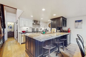 Fridge, microwave, oven, stovetop - Stunning mountain retreat with pool, balcony views, & fireplace - near skiing (Incline Village)