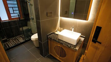 Economy Twin Room, City View | Bathroom | Shower, hair dryer, towels, shampoo