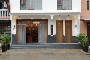Exterior detail - Your Lsle Inn (Zhangjiajie)