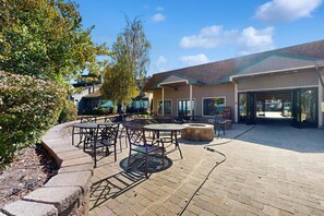 Outdoor dining - Second-floor condo with 2 shared pools, hot tub, sauna (South Lake Tahoe)