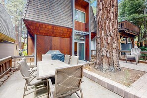 Outdoor dining - Charming townhome w/ modern touches, great outdoor space, free WiFi (Incline Village)
