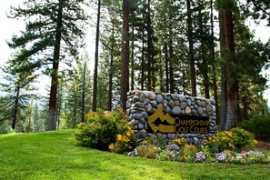 Property grounds - Charming townhome w/ modern touches, great outdoor space, free WiFi (Incline Village)