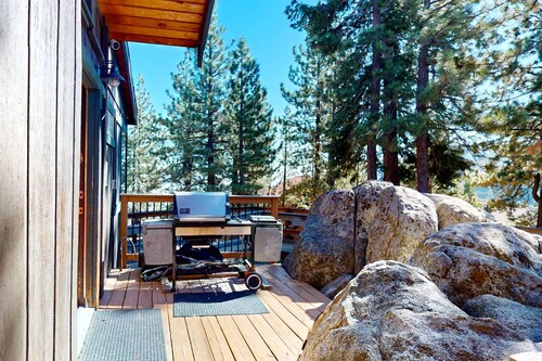 Dog-friendly nature escape with generous balcony, fireplace, & views, sleeps 6
