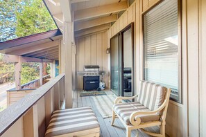 Terrace/patio - Two-Level Condo with Shared Outdoor Pool, Free WiFi, Fireplace, & washer&dryer (Incline Village)
