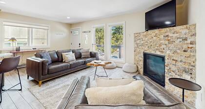 Dog-friendly mountain condo with washer&dryer, sleeps 2