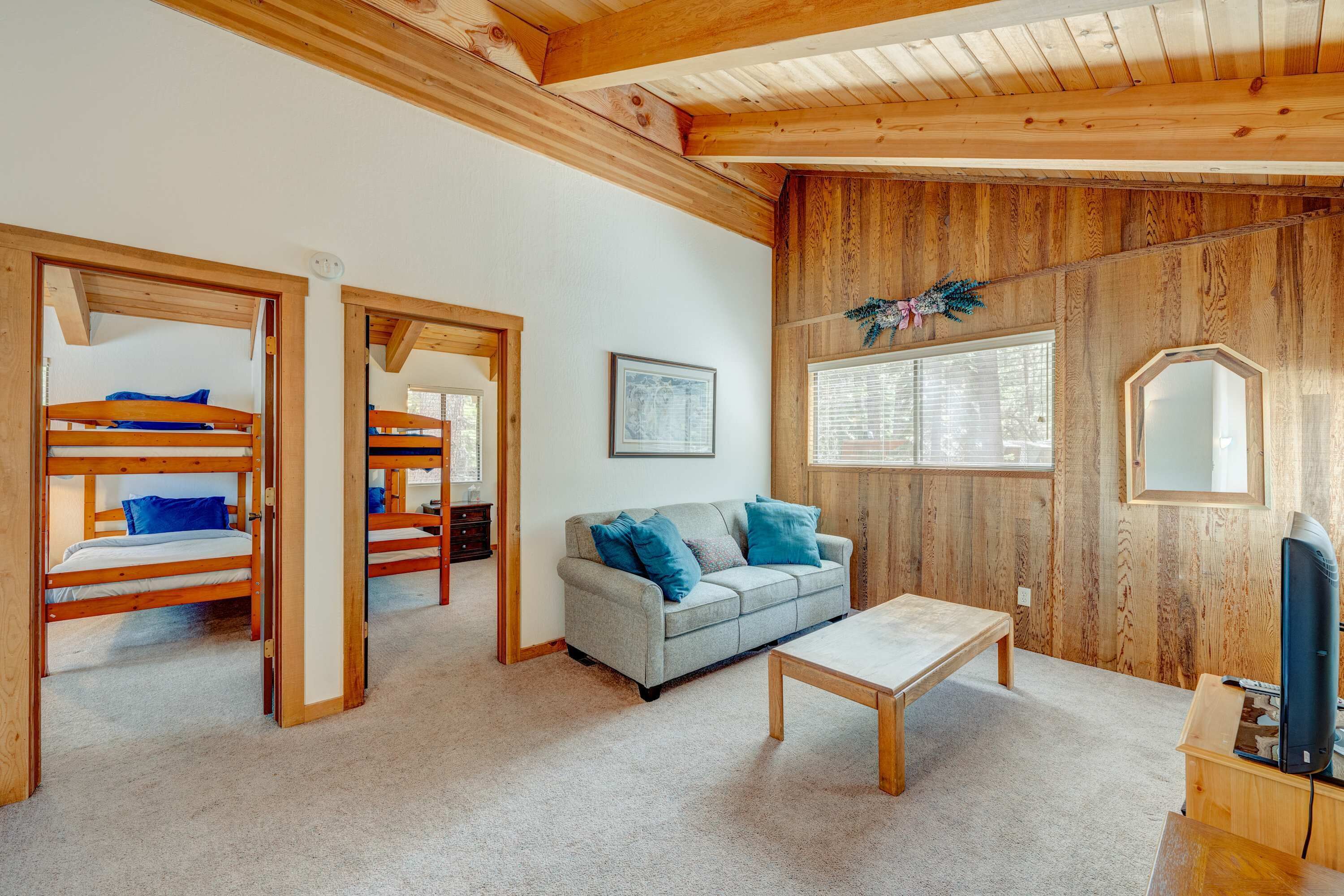 Remodeled Home With Private Hot Tub, Pool Access & Free Ski Shuttle - Lake Tahoe