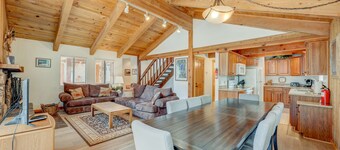 Remodeled home with private hot tub, pool access & free ski shuttle