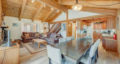 Remodeled home with private hot tub, pool access & free ski shuttle