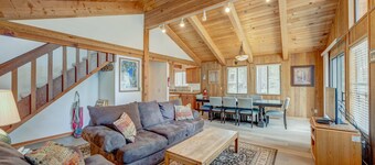 Remodeled home with private hot tub, pool access & free ski shuttle