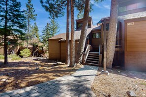 Exterior - Great condo with a full kitchen & Northstar amenities - close to skiing (NorthStar-Truckee)