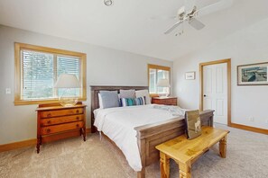 4 bedrooms, iron/ironing board, WiFi, bed sheets - Gorgeous family home surrounded by trees with a furnished deck & BBQ (Carnelian Bay)