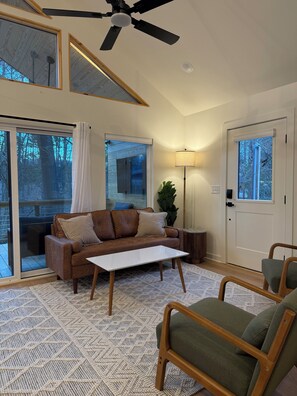 Living area - Scandinavian Cabin in Carrboro! (Carrboro)