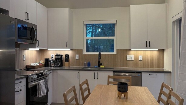 Coffee/tea maker, fridge, microwave, oven