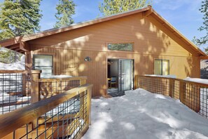 Terrace/patio - Family-friendly home w/shared pool, hot tub & access to Tahoe/Donner amenities (Truckee)