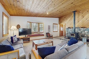 TV, fireplace, DVD player, offices - Family-friendly home w/shared pool, hot tub & access to Tahoe/Donner amenities (Truckee)