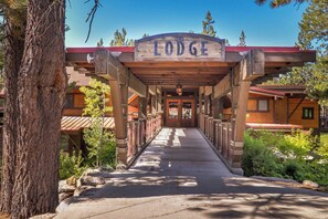 Property grounds - Modern retreat w/wooden touches, shared hot tub, pool, sauna, basket & tennis (Truckee)