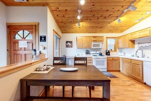 Private kitchen - Modern retreat w/wooden touches, shared hot tub, pool, sauna, basket & tennis (Truckee)