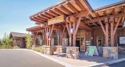 Modern retreat with wooden touches, shared hot tub, pool, sauna, basket & tennis