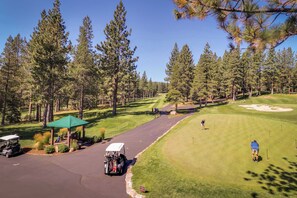 Golf - Modern retreat w/wooden touches, shared hot tub, pool, sauna, basket & tennis (Truckee)