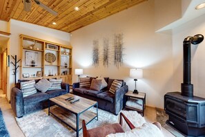 Living area - Modern retreat w/wooden touches, shared hot tub, pool, sauna, basket & tennis (Truckee)