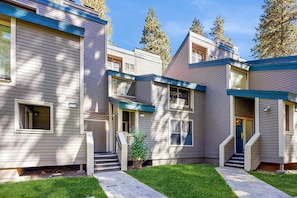 Exterior - Lofted gem w full kitchen, free WiFi, patio, shared pool and hot tub (South Lake Tahoe)