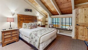 Room - Lofted gem w full kitchen, free WiFi, patio, shared pool and hot tub (South Lake Tahoe)