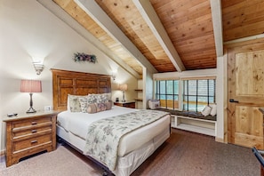 Iron/ironing board, Internet, bed sheets - Lofted gem w full kitchen, free WiFi, patio, shared pool and hot tub (South Lake Tahoe)