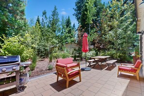 Outdoor dining - Cozy & contemporary, family-friendly home with free WiFi & a private washer&dryer (Tahoe City)