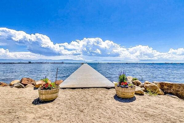 Beach - Cozy & contemporary, family-friendly home with free WiFi & a private washer&dryer (Tahoe City)