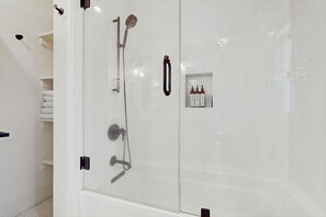 Shower, hair dryer, towels - Cozy & contemporary, family-friendly home with free WiFi & a private washer&dryer (Tahoe City)