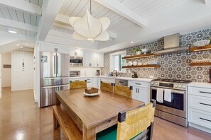 Fridge, microwave, oven, stovetop - Cozy & contemporary, family-friendly home with free WiFi & a private washer&dryer (Tahoe City)