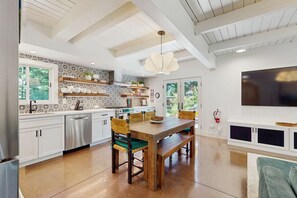 Dining - Cozy & contemporary, family-friendly home with free WiFi & a private washer&dryer (Tahoe City)