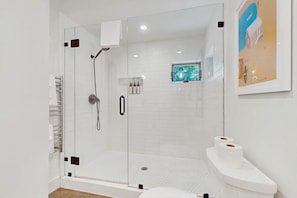 Shower, hair dryer, towels - Cozy & contemporary, family-friendly home with free WiFi & a private washer&dryer (Tahoe City)