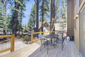 Outdoor dining - Spacious Donner Lake Retreat – Perfect for Families & Groups ️ (Truckee)