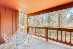 Outdoor dining - Perfect Tahoe condo near town & the lake with private patio, free WiFi, & more (Incline Village)