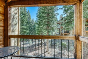 Property grounds - Cozy retreat with hot tub & washer&dryer - near skiing, hiking, lake & golf (NorthStar-Truckee)
