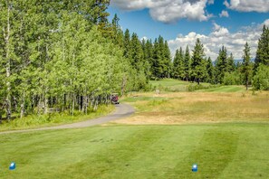 Golf - Cozy retreat with hot tub & washer&dryer - near skiing, hiking, lake & golf (NorthStar-Truckee)