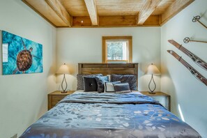 Iron/ironing board, travel cot, WiFi, bed sheets - Cozy retreat with hot tub & washer&dryer - near skiing, hiking, lake & golf (NorthStar-Truckee)