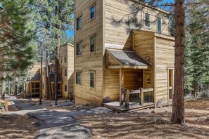 Exterior - Cozy retreat with hot tub & washer&dryer - near skiing, hiking, lake & golf (NorthStar-Truckee)