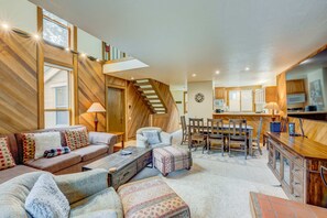 TV, fireplace, DVD player, offices - Cozy retreat with hot tub & washer&dryer - near skiing, hiking, lake & golf (NorthStar-Truckee)