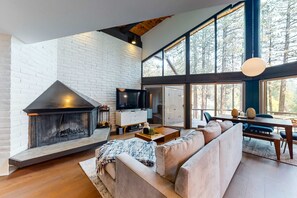TV, fireplace, stereo, offices - Family-friendly, three-story townhouse with a furnished deck - close to the lake (Incline Village)