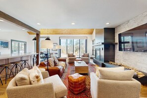 TV, fireplace, offices - Expansive Tahoe home with hot tub, deck, sauna, game room and washer&dryer (Truckee)
